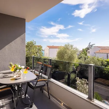 아파트 Sissi - 2 Bedroom With Access 로고즈니차