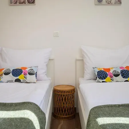 Sissi - 2 Bedroom With Access 아파트 로고즈니차