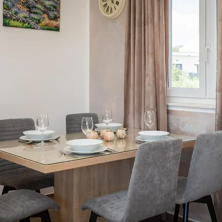 아파트 Sissi - 2 Bedroom With Access 로고즈니차