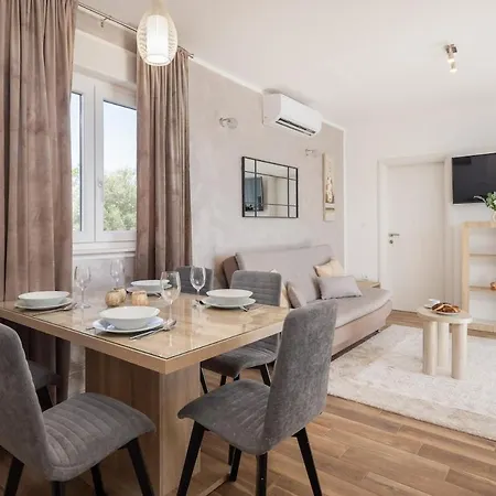 Sissi - 2 Bedroom With Access * 로고즈니차