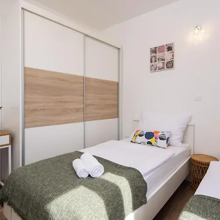 Sissi - 2 Bedroom With Access 로고즈니차