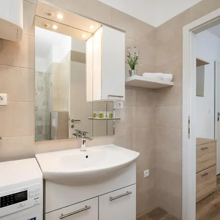 아파트 Sissi - 2 Bedroom With Access 로고즈니차